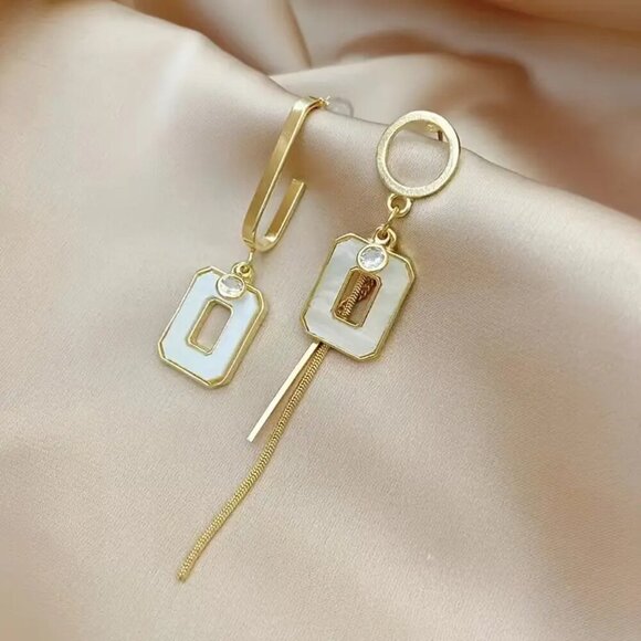 NEW Gold Asymmetrical Dangle Tassel Earrings Vintage-Inspired, retro jewelry - Picture 1 of 4